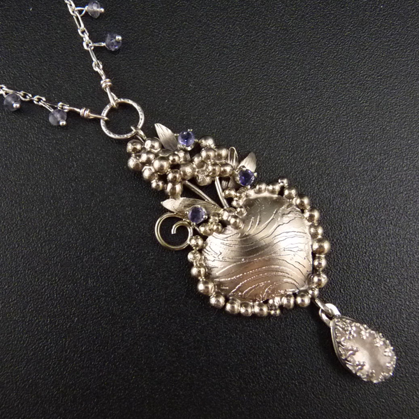 Zbožňované modřence..amulet