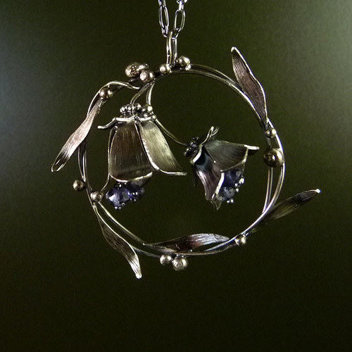 Staroanglický zvonečkový amulet..