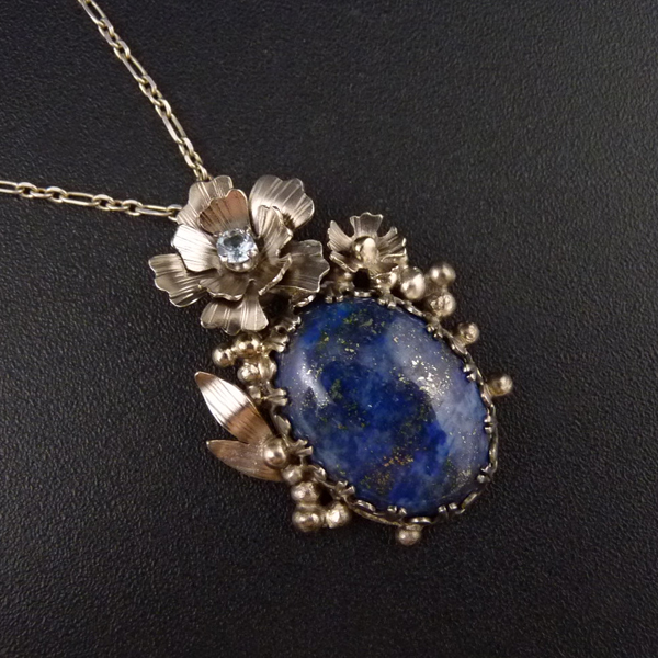 Francouzský chrpový amulet..