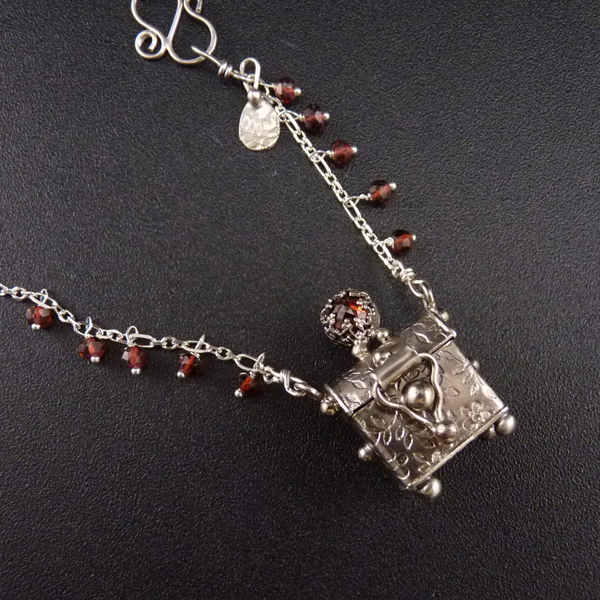 Truhlička na Upelkuchen..amulet