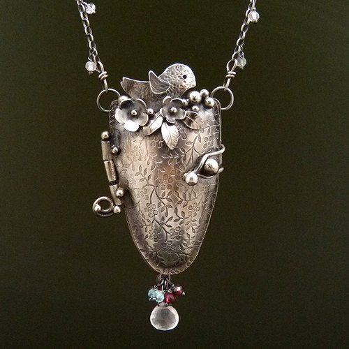 Parfémový medilonek s ptáčkem..