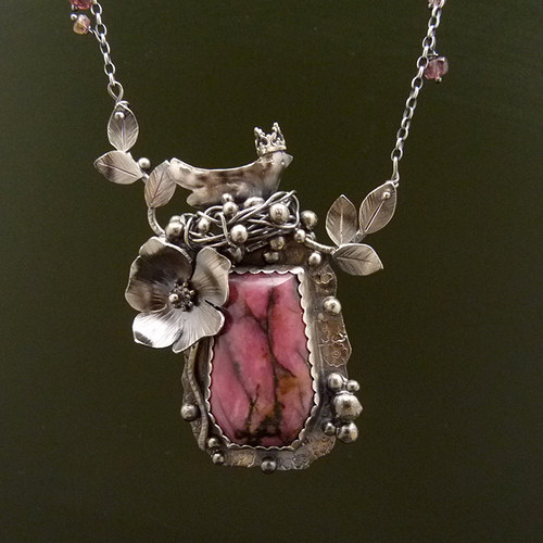 Amulet Louisy May Alcottové..