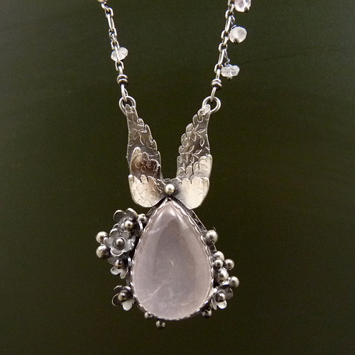Andělský amulet Beth Marchové..