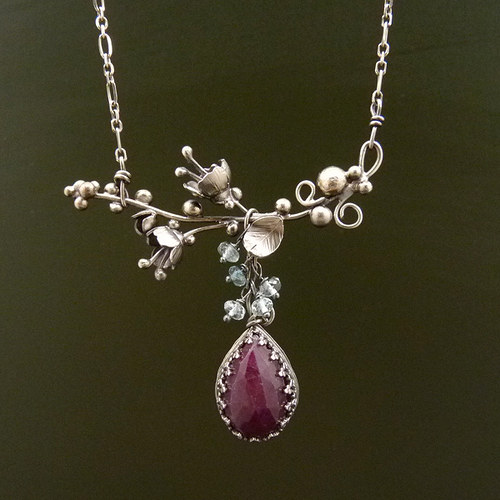 Zvoníčkový amulet Meg Marchové..