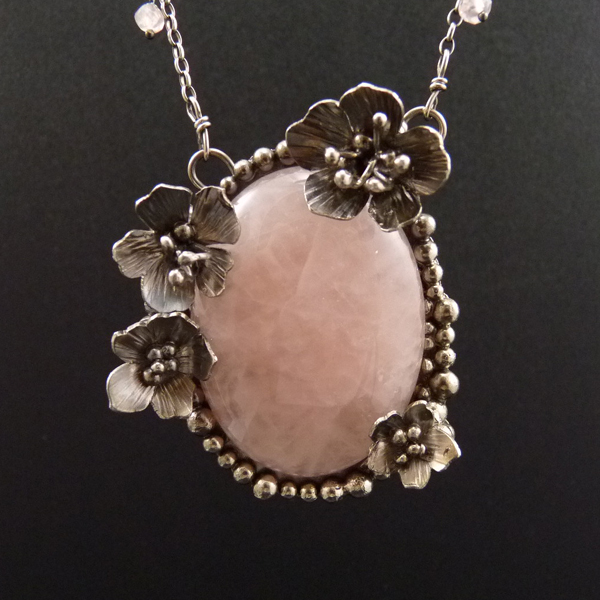 Mandloň v plném květu..amulet