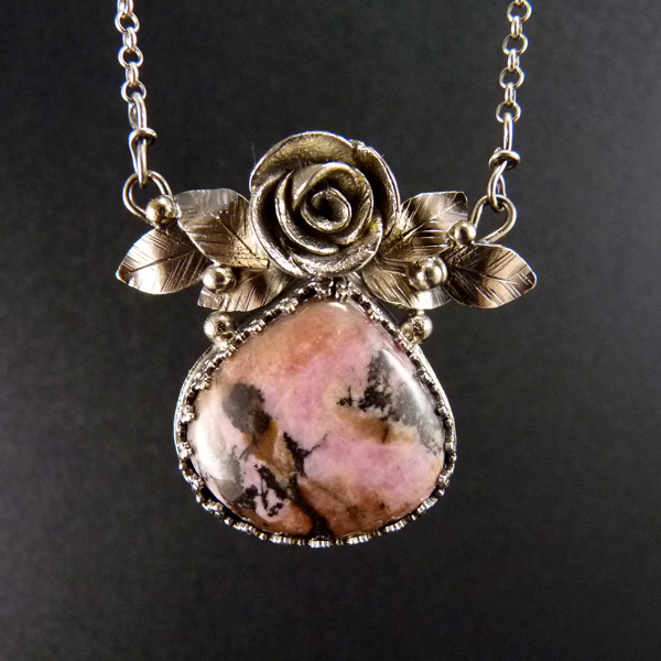 Růžový z Paříže..amulet