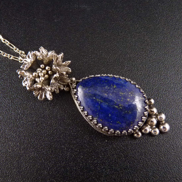 Chrpy z Paříže..amulet