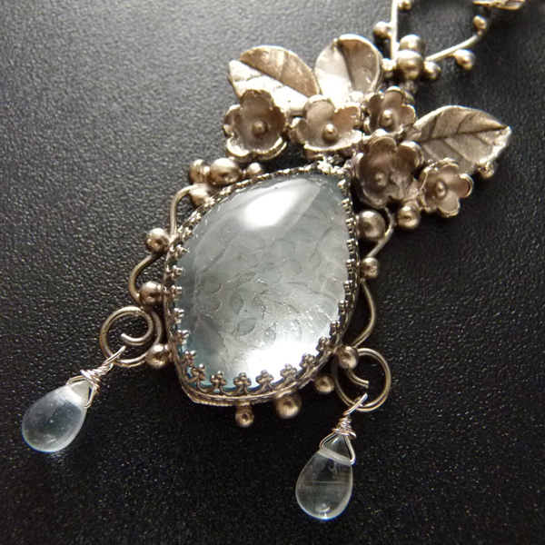 Pomněnky z Paříže..amulet