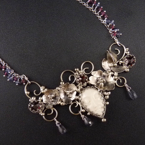 Srdcová královna..amulet