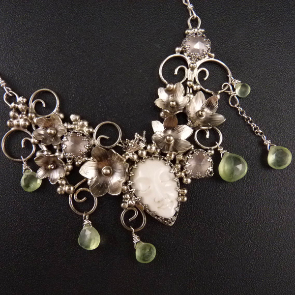 Bílá královna..amulet