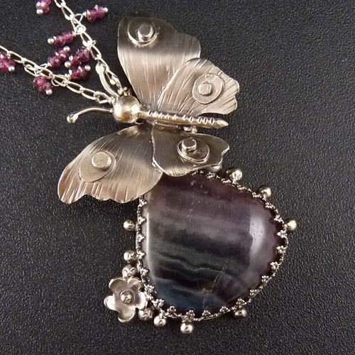 Duhový motýlí amulet