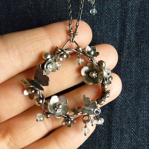 Nebesky pomněnkový věneček..