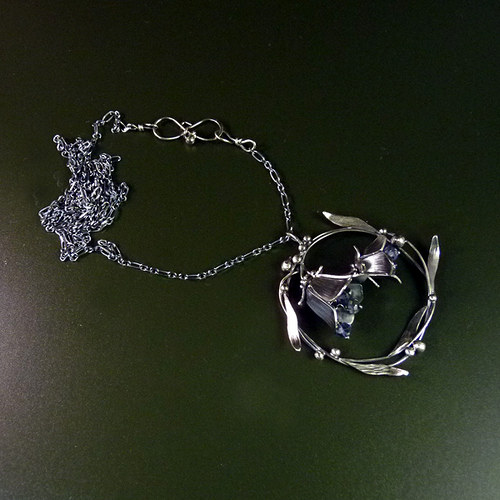 Staroanglický zvonečkový amulet..