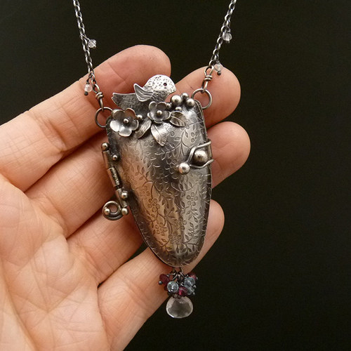 Parfémový medilonek s ptáčkem..