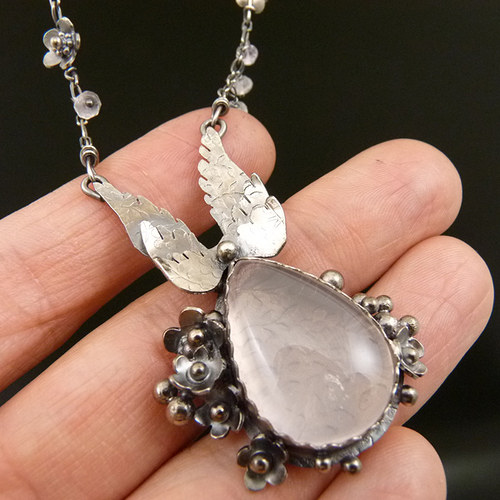 Andělský amulet Beth Marchové..
