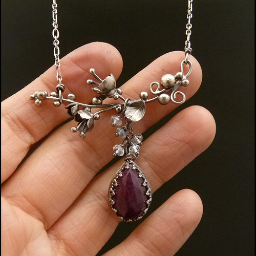 Zvoníčkový amulet Meg Marchové..