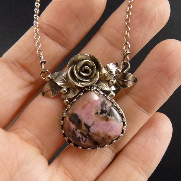 Růžový z Paříže..amulet