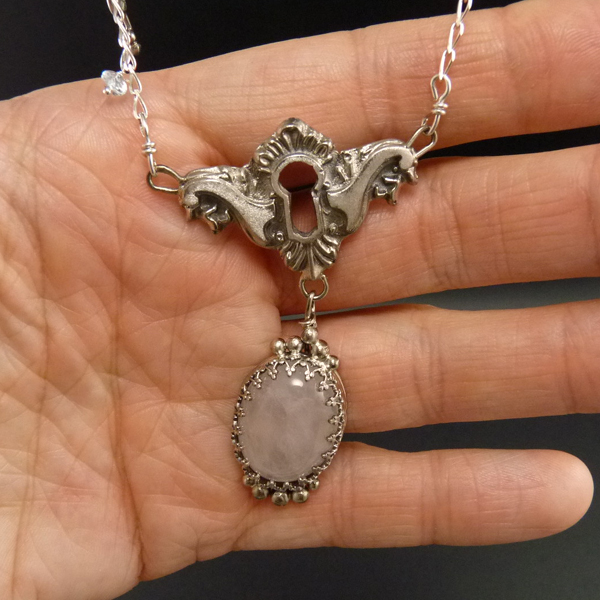 Tajemná komnata..amulet