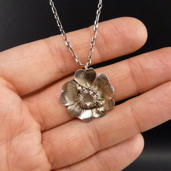 Mluvící růže..amulet