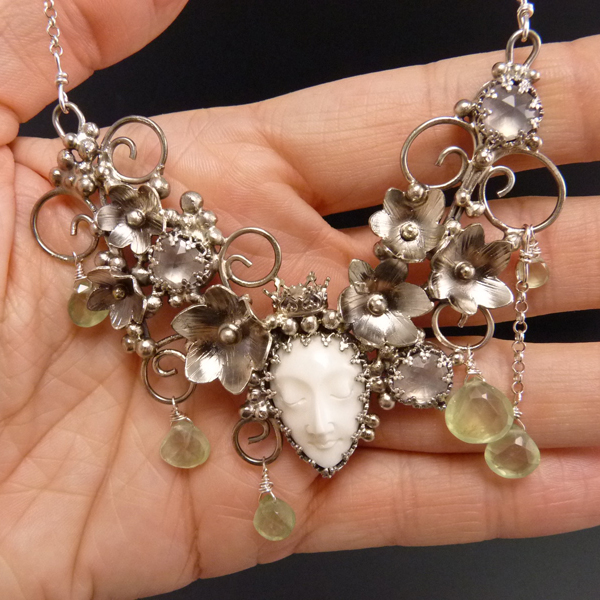 Bílá královna..amulet