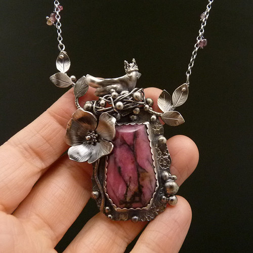 Amulet Louisy May Alcottové..