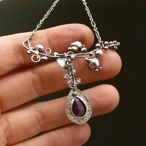 Zvoníčkový amulet Meg Marchové..