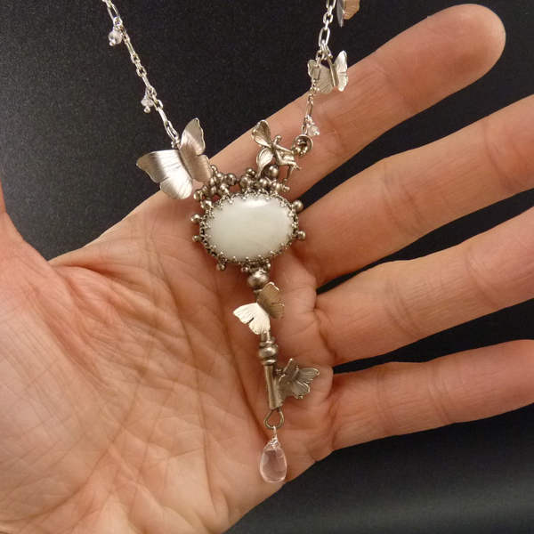 Tajný klíč k Paříži..amulet