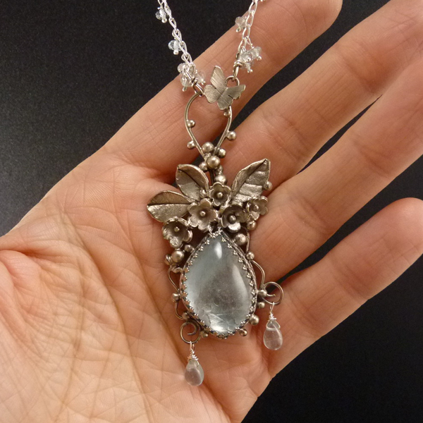 Pomněnky z Paříže..amulet