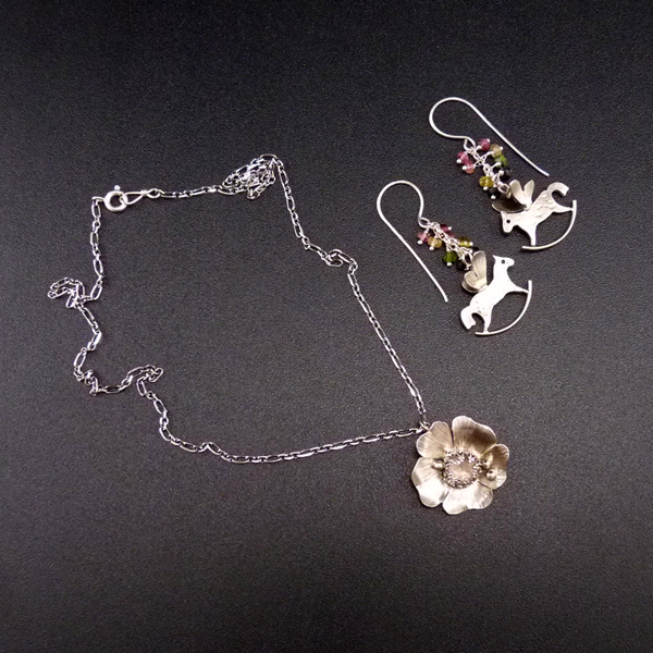 Mluvící růže..amulet