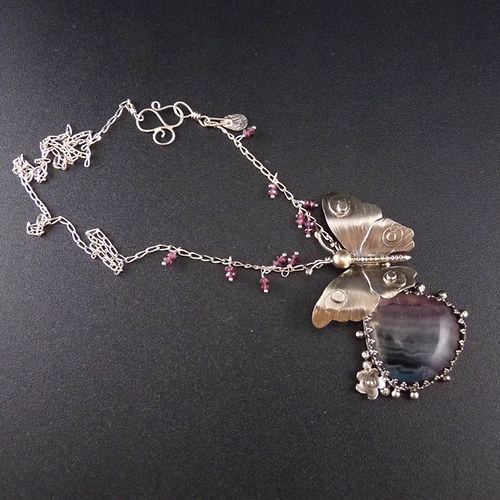 Duhový motýlí amulet