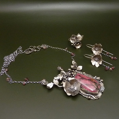 Růže Louisy May Alcottové..náušničky