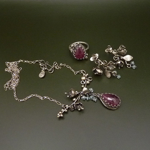 Zvoníčkový amulet Meg Marchové..