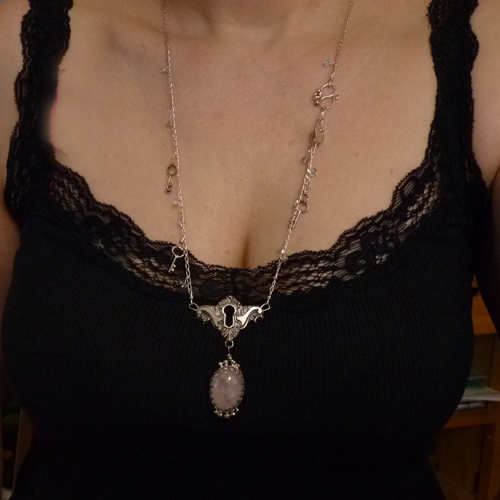 Tajemná komnata..amulet