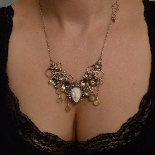 Bílá královna..amulet