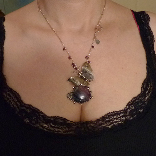 Duhový motýlí amulet