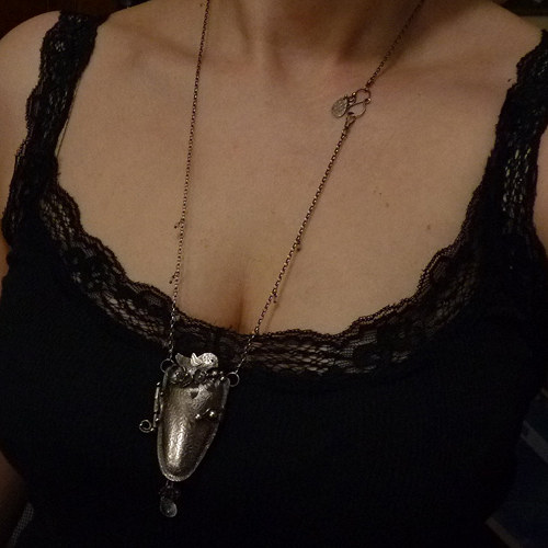 Parfémový medilonek s ptáčkem..