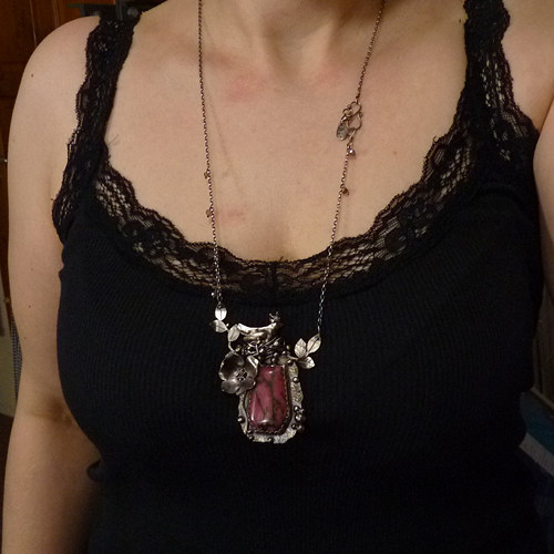 Amulet Louisy May Alcottové..