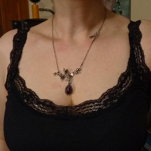 Zvoníčkový amulet Meg Marchové..