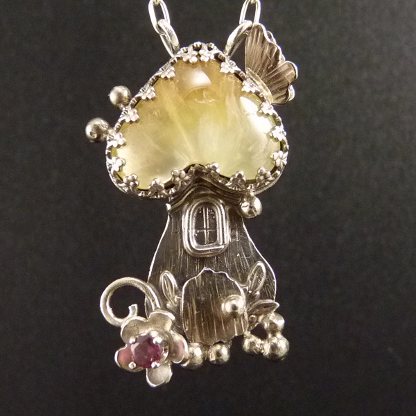 Bydlím si v hříbku..amulet