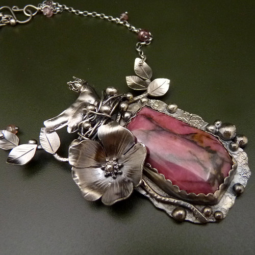 Amulet Louisy May Alcottové..
