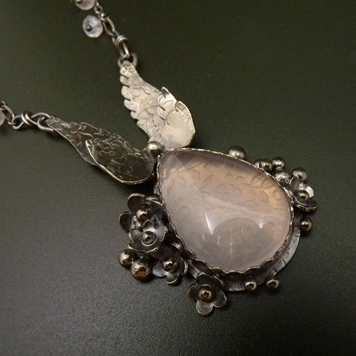Andělský amulet Beth Marchové..