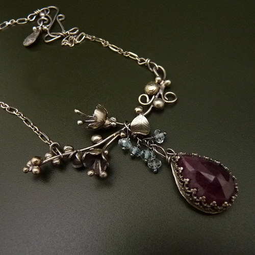 Zvoníčkový amulet Meg Marchové..
