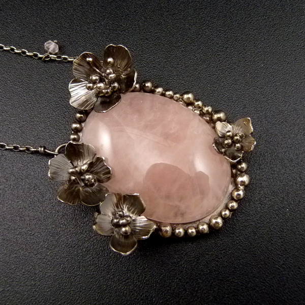 Mandloň v plném květu..amulet