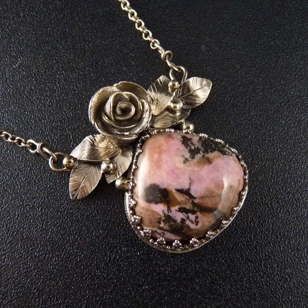 Růžový z Paříže..amulet