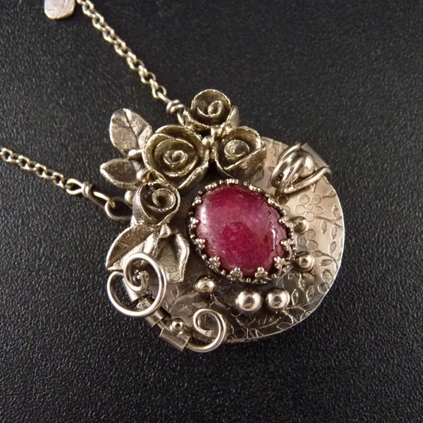 Rubínové rosárium..amulet