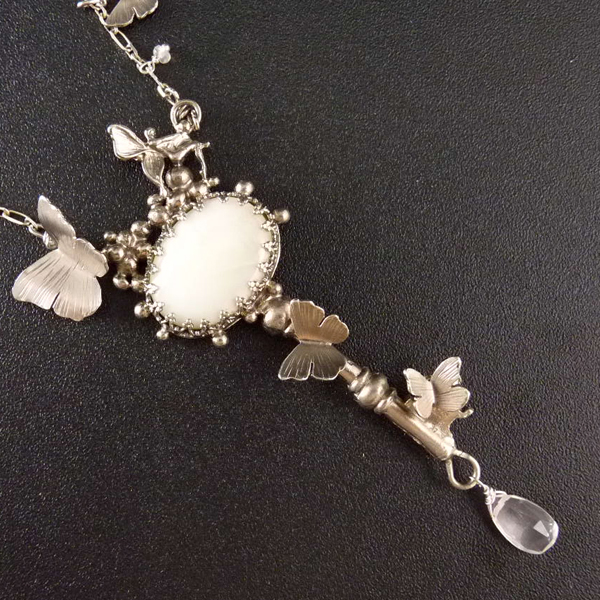 Tajný klíč k Paříži..amulet