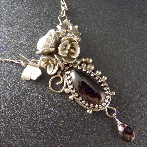 Máky z Paříže..amulet