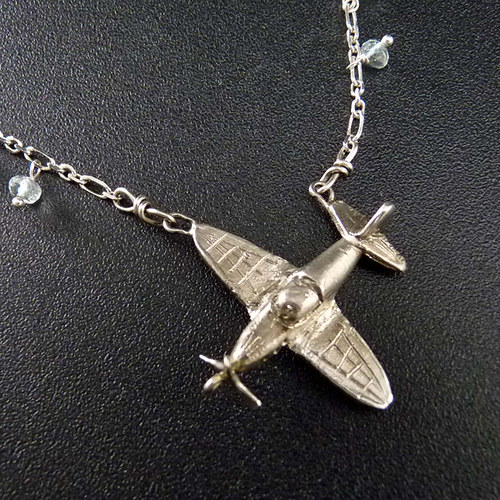 Rogerův Spitfire..amulet