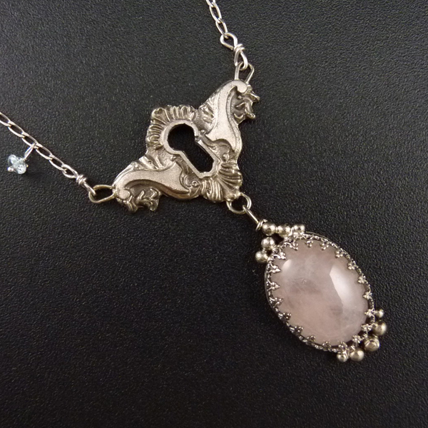 Tajemná komnata..amulet