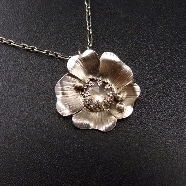 Mluvící růže..amulet